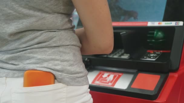 Mulher inserindo um cartão de crédito para ATM, borrão, 4k, câmera lenta — Vídeo de Stock