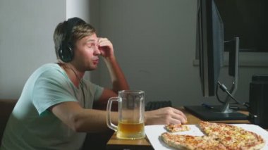 Internet iletişim bilgisayar ekranına bakarak masada oturan adam. online dating kavramı. 4k, ağır çekim