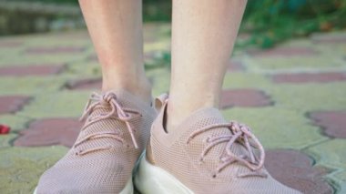 Sivrisinek ısırıkları bacak el ile cilt üzerinde yumuşak kaşıntılı kırmızı diken diken kaşı. 4 k, yakın çekim, ağır çekim çekim, steadicam