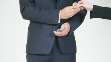 Bize dolar elinde altın Bitcoins. Elektronik para Satım kavramı. 4 k, yakın çekim, ağır çekim