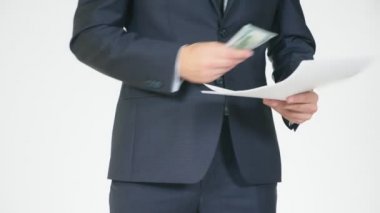 Endüstriyel casusluk kavramı. bir adam bir kadınla belgeler için para veriyor. 4k, ağır çekim