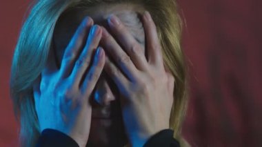 4k, ağır çekim, Cadılar Bayramı. korkunç bir cadı kostüm yorgun kadın elleriyle yüzünden makyaj siler. yakın çekim