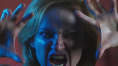 4k, ağır çekim, Cadılar Bayramı. Kostüm korkunç bir cadı kadın yemin ediyor kameraya, seyir yakın çekim