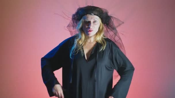 4k, Slowmotion, Halloween. Vrouw in kostuum van een verschrikkelijke heks, zweert kijken naar de camera — Stockvideo