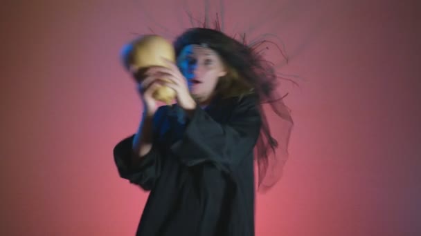 4k, ralenti, Halloween. Une femme en costume d'une terrible sorcière danse avec une citrouille à la main. espace pour copier — Video