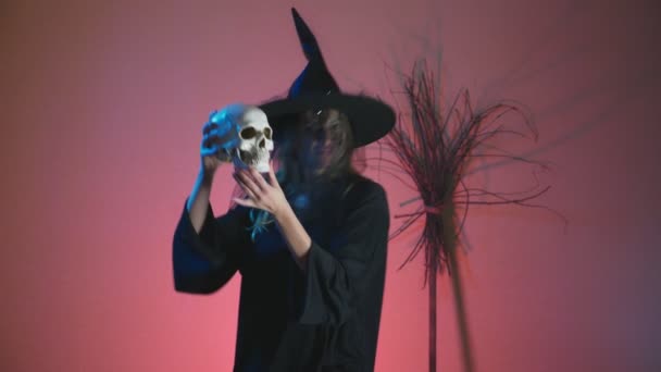 スローモーション ハロウィーン 彼女の手で頭蓋骨と恐ろしい魔女の踊りの衣装の女性 コピー スペース — ストック動画