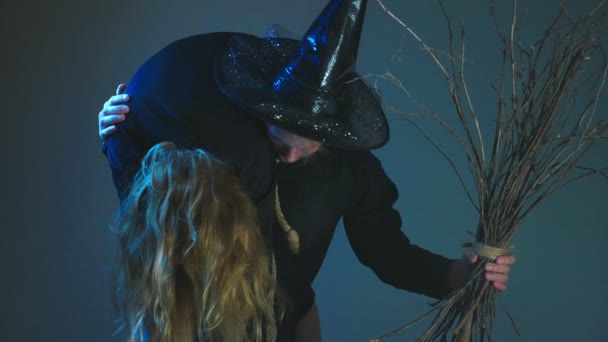 Зомби носит свою жертву на плече. 4k, slow motion, концепция Хэллоуина — стоковое видео