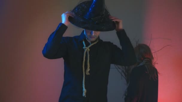 4k, slow motion, il concetto di Halloween. un ragazzo con un costume da zombie sta gettando il cappello nella macchina fotografica — Video Stock