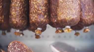 üstünde belgili tanımlık sayaç depodaki sosis füme. 4 k. yakın çekim