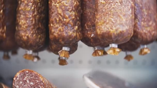 Üstünde belgili tanımlık sayaç depodaki sosis füme. 4 k. yakın çekim — Stok video