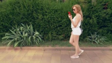 bir sinir konuşma, duygu ağrı ve baş ağrısı olan kadın sokakta, telefonda söz vurguladı. Steadicam vurdu. 4k, ağır çekim çekim