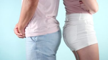 Kapatın. kalça. Genç seksi bir çift kavga bir açık mavi renkli, 4k, ağır çekim üzerinde moda görüntü