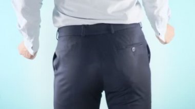 4 k. ağır çekim. Renkli arka plan. Yakın çekim. Uyluk bir adam. İşadamları neşeyle kalçalarına taşır