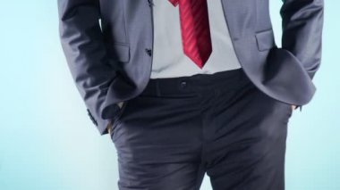 4 k. ağır çekim. Renkli arka plan. Yakın çekim. Uyluk bir adam. İşadamları neşeyle kalçalarına taşır