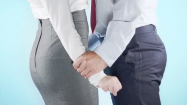 4 k. ağır çekim. Yakın çekim. Renkli arka plan. Bir işadamı ve bir iş kadını yan yana duruyor. Bir adam bir kadın dikkat belirtileri veriyor.