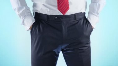 Genitoüriner sistem ile ilgili sorunlar vardır. renkli bir arka plan üzerinde iş adamı. 4 k, yakın çekim, ağır çekim çekim.
