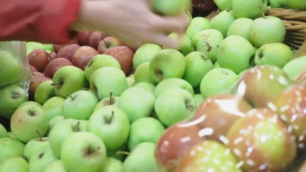 Een vrouw in een supermarkt kopen van groenten — Stockvideo