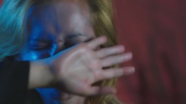 4k, ağır çekim, Cadılar Bayramı. korkunç bir cadı kostüm yorgun kadın elleriyle yüzünden makyaj siler. yakın çekim