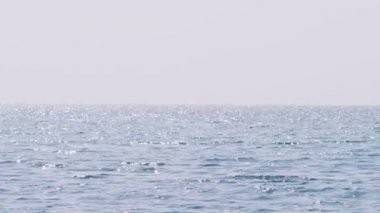 Mavi deniz ve gökyüzü ufuk, telefoto lens, 4k