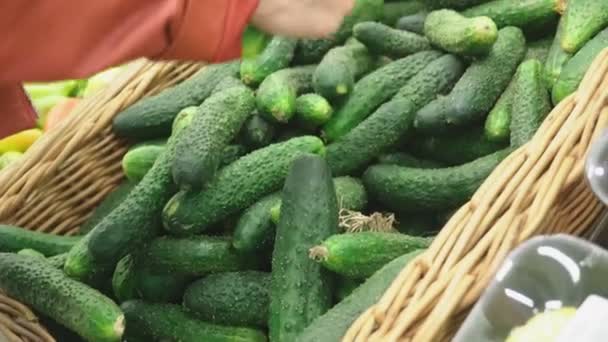 Женщина в супермаркете покупает овощи — стоковое видео