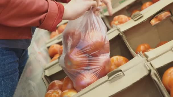 Een vrouw in een supermarkt kopen van groenten — Stockvideo