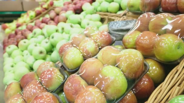 Eine Frau im Supermarkt kauft Gemüse — Stockvideo