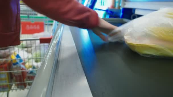 Süpermarkette nakit, bir kadın markette kasada yiyecek satın alır. 4k, yakın çekim — Stok video