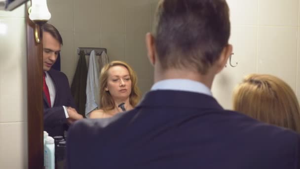 커플, 남편과 아내는 화장실에 모입니다. 이미 입고 남편 조립된 되지 않은 그의 아내를 기다리고 있습니다. 4 k, 슬로우 모션 — 비디오