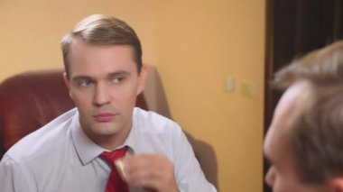 metrosexualism kavramı. yakışıklı bir adam bir ayna önünde onun yüzü ilgilenir. karşısında, her gün makyaj şekillendirme yapar. 4k, ağır çekim