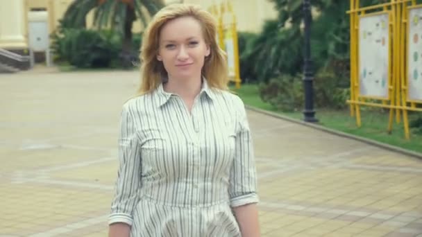 Femme d'affaires va dans une ville avec une mallette, au ralenti, 4k — Video