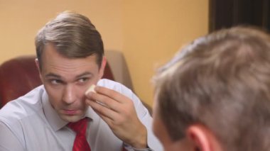 metrosexualism kavramı. yakışıklı bir adam bir ayna önünde onun yüzü ilgilenir. karşısında, her gün makyaj şekillendirme yapar. 4k, ağır çekim