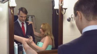 Çift Karı koca banyoda toplamak. zaten giyinmiş koca un monte karısı için bekliyor. 4k, ağır çekim