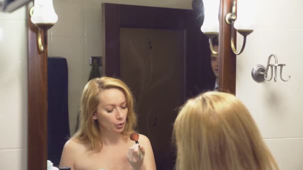 Paar, man en vrouw verzamelen in de badkamer. de man reeds gekleed wacht zijn door de VN geassembleerde vrouw. 4k, slow-motion — Stockvideo
