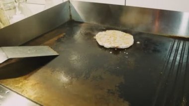 Hamburger hazırlama Cook. Bir burger pişirme süreci.