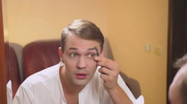 metrosexualism kavramı. yakışıklı bir adam bir ayna önünde onun yüzü ilgilenir. karşısında, her gün makyaj şekillendirme yapar. 4k, ağır çekim