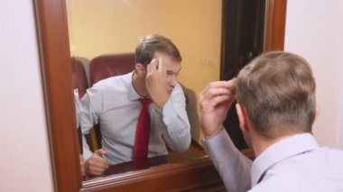 metrosexualism kavramı. yakışıklı bir adam bir ayna önünde onun yüzü ilgilenir. karşısında, her gün makyaj şekillendirme yapar. 4k, ağır çekim