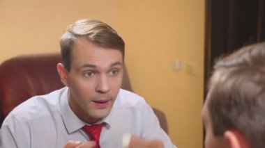 metrosexualism kavramı. yakışıklı bir adam bir ayna önünde onun yüzü ilgilenir. karşısında, her gün makyaj şekillendirme yapar. 4k, ağır çekim