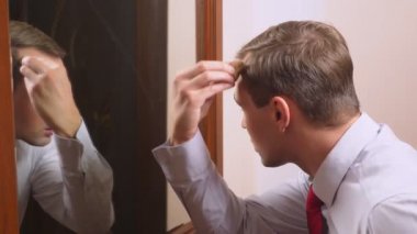 metrosexualism kavramı. yakışıklı bir adam bir ayna önünde onun yüzü ilgilenir. karşısında, her gün makyaj şekillendirme yapar. 4k, ağır çekim