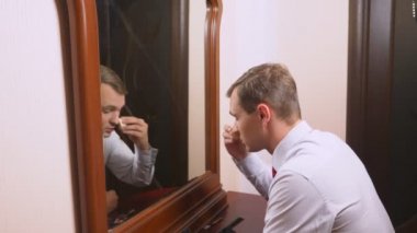 metrosexualism kavramı. yakışıklı bir adam bir ayna önünde onun yüzü ilgilenir. karşısında, her gün makyaj şekillendirme yapar. 4k, ağır çekim