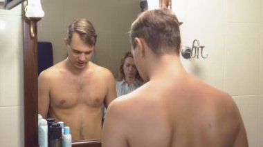 Çift Karı koca banyoda toplamak. zaten giyinmiş karısı değil topladı kocası için bekliyor. 4k, ağır çekim