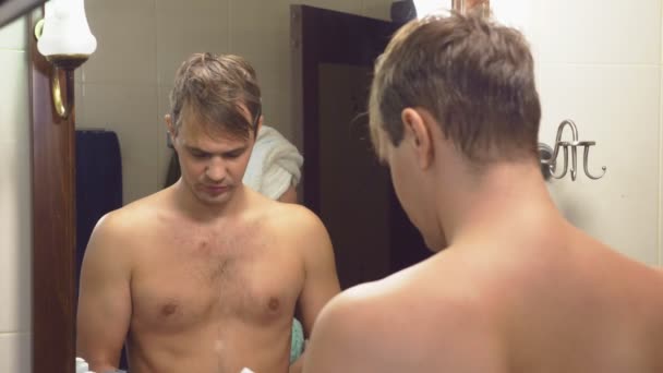 Paar, man en vrouw verzamelen in de badkamer voor de spiegel. 4k, slow-motion — Stockvideo