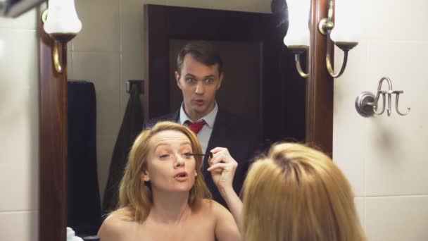 Par, man och hustru samlas i badrummet. mannen redan klädd väntar hustrun un-monterade. 4k, Slowmotion — Stockvideo