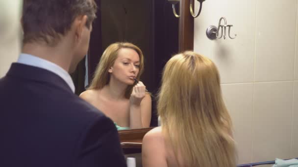 Çift Karı Koca Banyoda Toplamak Zaten Giyinmiş Koca Monte Karısı — Stok video