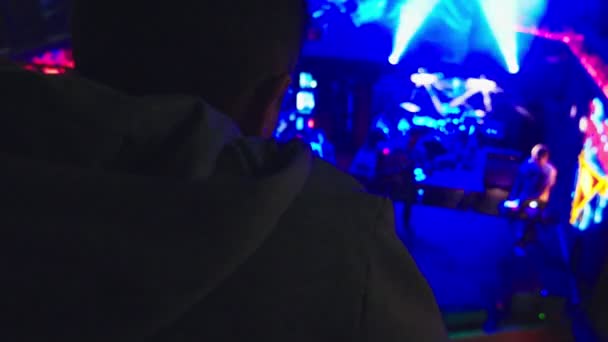 Illuminazione offuscata in un nightclub per lo sfondo. Immagine di scarsa luminosità tonica. Bokeh per concetto di sfondo . — Video Stock