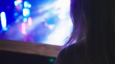 Bulanık aydınlatma arka plan için bir gece kulübünde. Düşük ışık görüntü tonda. Bokeh arka plan kavramı için.