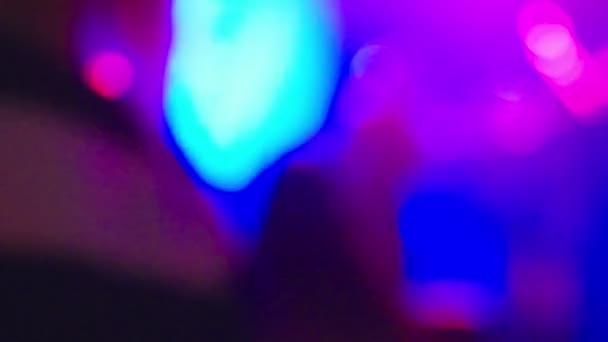 Rozmazané osvětlení v nočním klubu na pozadí. Slabém osvětlení tónovaný obraz. Rozostření pozadí pozadí konceptu. — Stock video