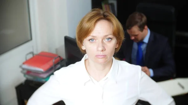 Юмор, ирония. Женщина в офисе свистит, предупреждает рабочих. бизнес концепция . — стоковое фото