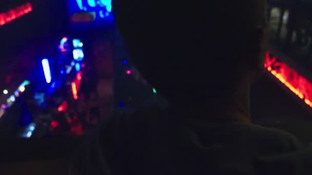 Illuminazione offuscata in un nightclub per lo sfondo. Immagine di scarsa luminosità tonica. Bokeh per concetto di sfondo . — Video Stock