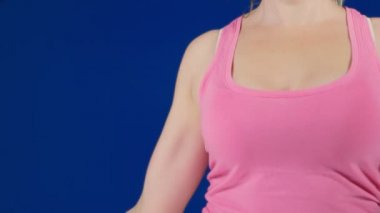 Derin bir yaka ile pembe bir T-shirt bir kadında bir halter bench press yapar. Pazı için egzersiz. kopya alanı