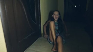 korku, bir kız onun araştırmacı uzak evinin koridorda yere düşen tarar.